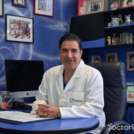 Dr. Oscar Alejandro De León Marsicovetere, Pediatría