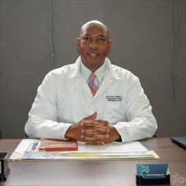 Dr. Neville Forbes Lou, Ortopedia y Traumatología