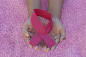 photo 1598885159329 9377168ac375 La lucha contra el cáncer de mama: Prevención